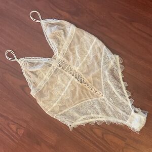 Victoria's Secret Beige Lace Bodysuit w adjustable straps. Size large